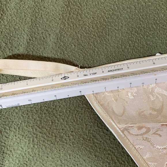 New gorgeous cream colored bustier w/ matching thong. Expands from 14.5 to 18.5. - Picture 10 of 11